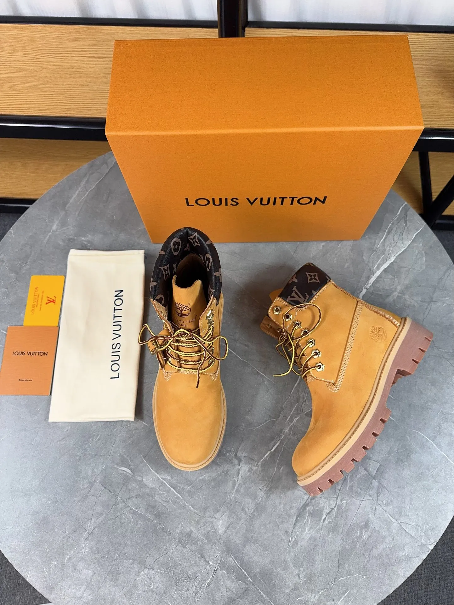 Couple model 💰700 ❤️Top version: Couple model LV x Timberland Timberland joint model Presbyopia Embossed Rhubarb boots Ankle boots Short boots LV x Timberland ankle boots are made of Monogram embossed waterproof nubuck cow leather, relying on the brand's exquisite craftsmanship to carefully reshape the classic Timberland 6-inch boot shape in Italy, and make an eye-catching appearance in 2024 created by Pharrell Williams with American workwear style Autumn and winter menswear show. Monogram embossed tongue, original Timberland laces and outsole are exquisite details, and the leather label expresses the cooperation logo. Exquisite packaging at the delivery counter🛍📦 ▪️Material: Original customized imported first-layer cowhide ▪️Inner lining: Original customized leather lining/mesh lining ▪️Outsole: Original molded anti-slip rubber material ▪️Sole thickness: 3.5CM ▪️Size: Women's 35-40 Men's 39-46